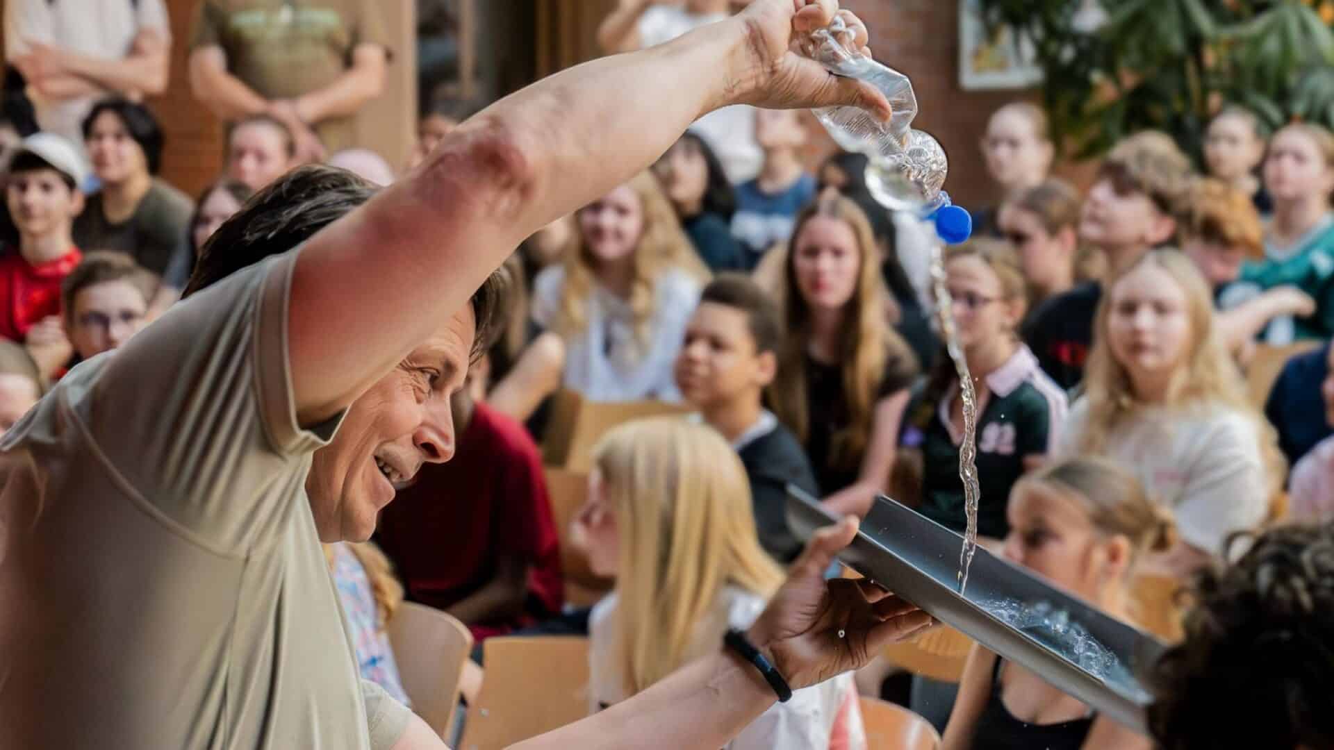 Nieuwe lesmodule ‘Snikheet en zeiknat’ leert jongeren omgaan met extreem weer