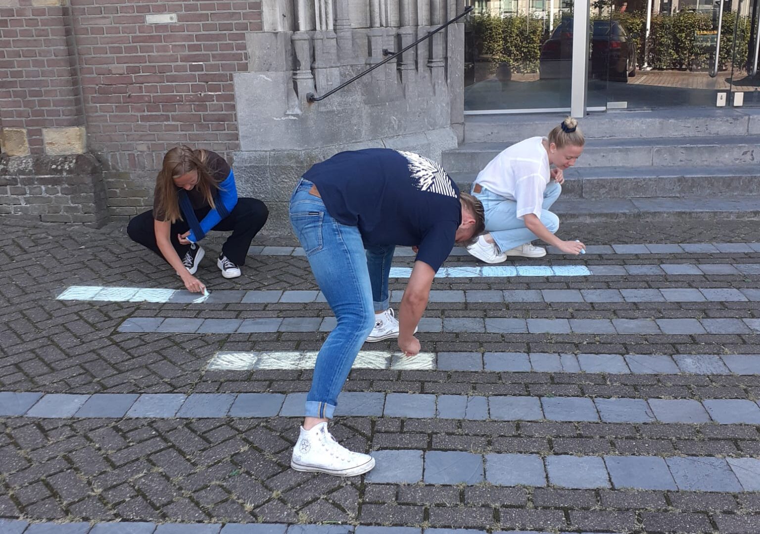Jongeren krijten in heel Nederland regenboog- zebrapaden om verschillen te vieren op hun school